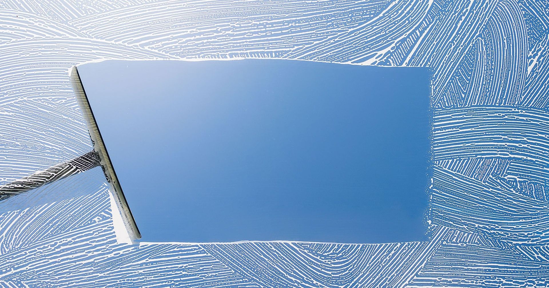 Fenster wird mit einen Hand-Scheibenwischer gereinigt