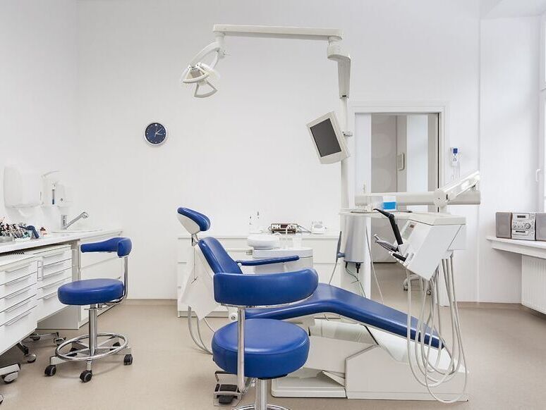 Heller Praxisraum mit blauen Sitzmöglichkeiten