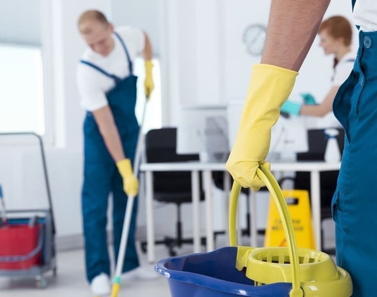 Reinigungsdienst -  2 Mitarbeiter mit gelben Handschuhen