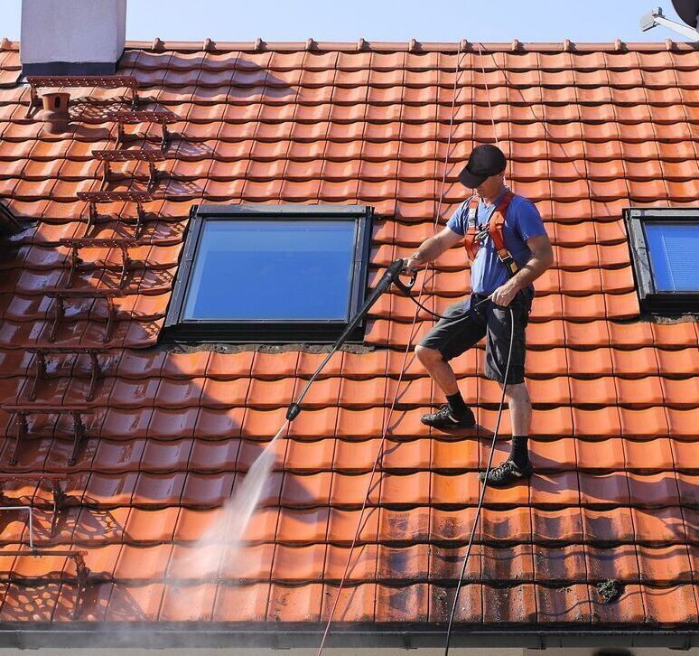 Dachreinigung mit einen Hochdruck-Wasserstrahl